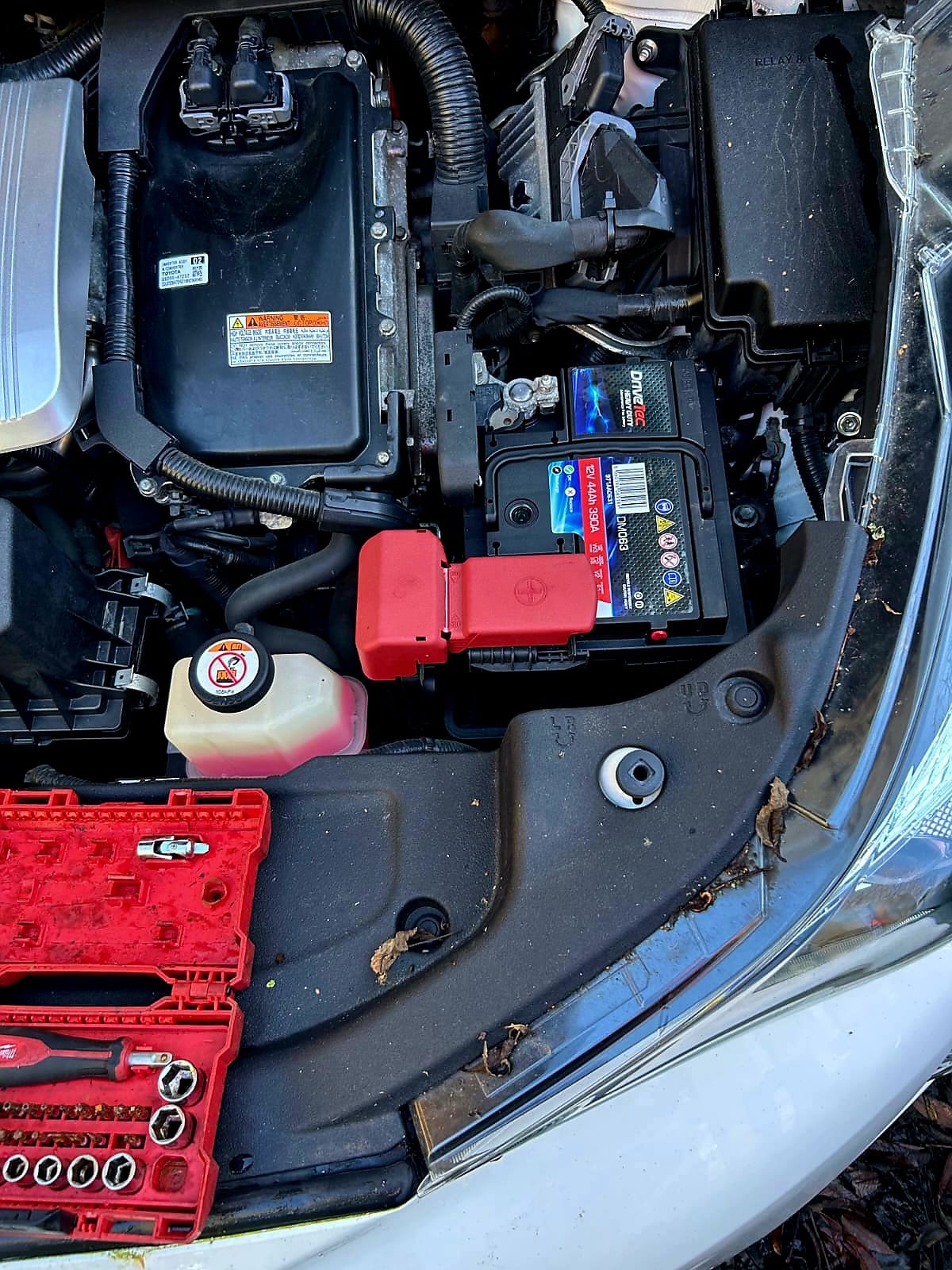Bracknell 24 hour professional jump start service near me - flat battery boost & emergency car battery replacement RG12 RG42 RG45 Berkshire